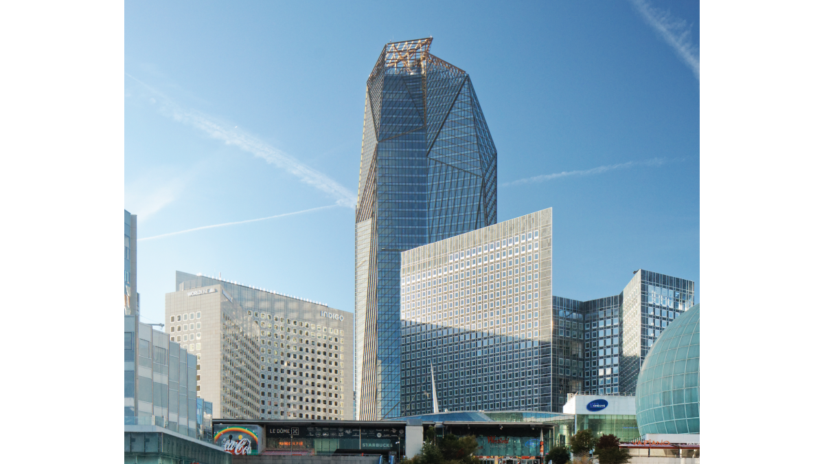 a-la-d-fense-l-clatant-totem-de-jean-nouvel-jean-nouvel-signe-un