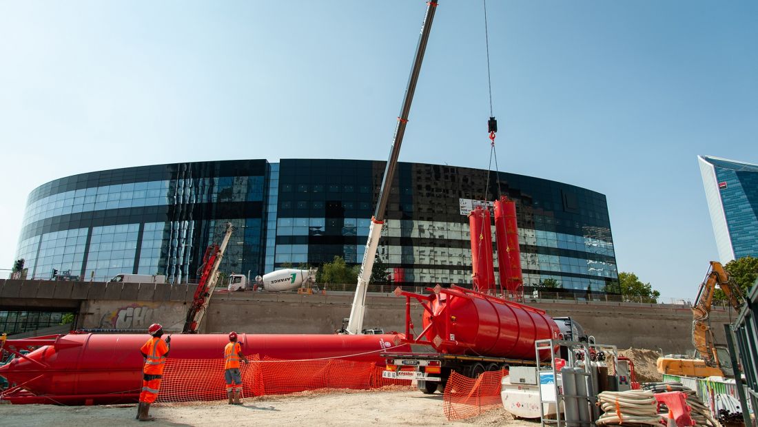 September 2018 - Installation of silos