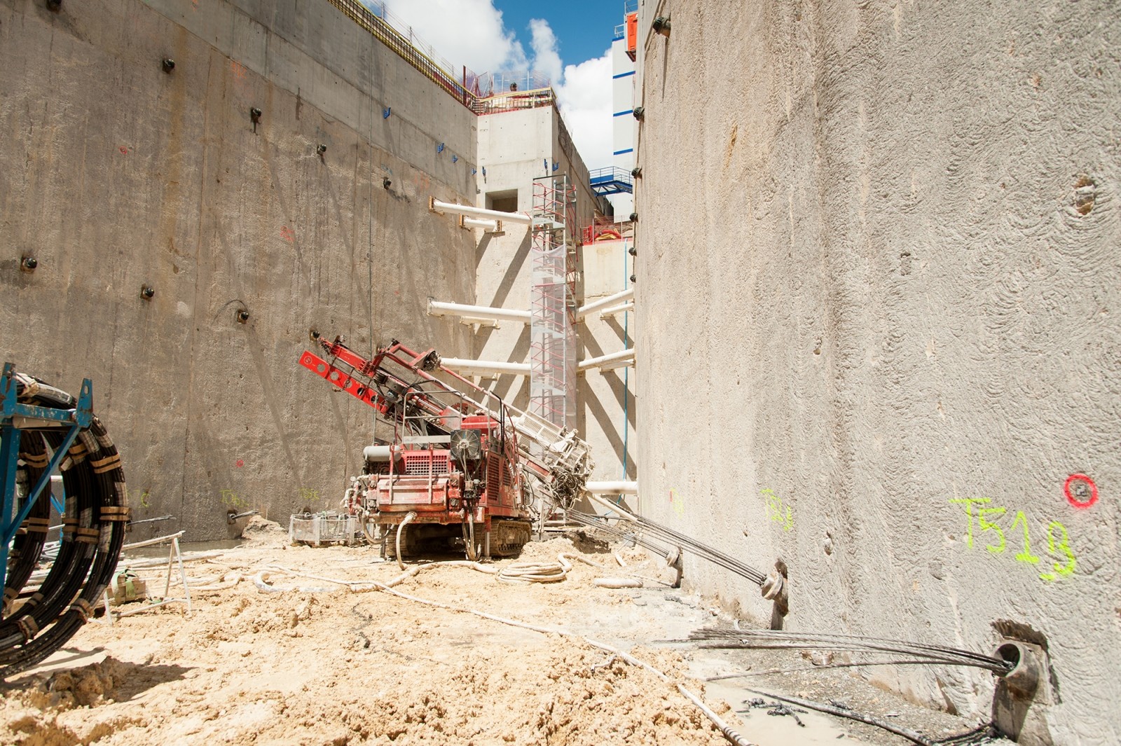 June 2019 - Installation of tie rods and struts in the corners