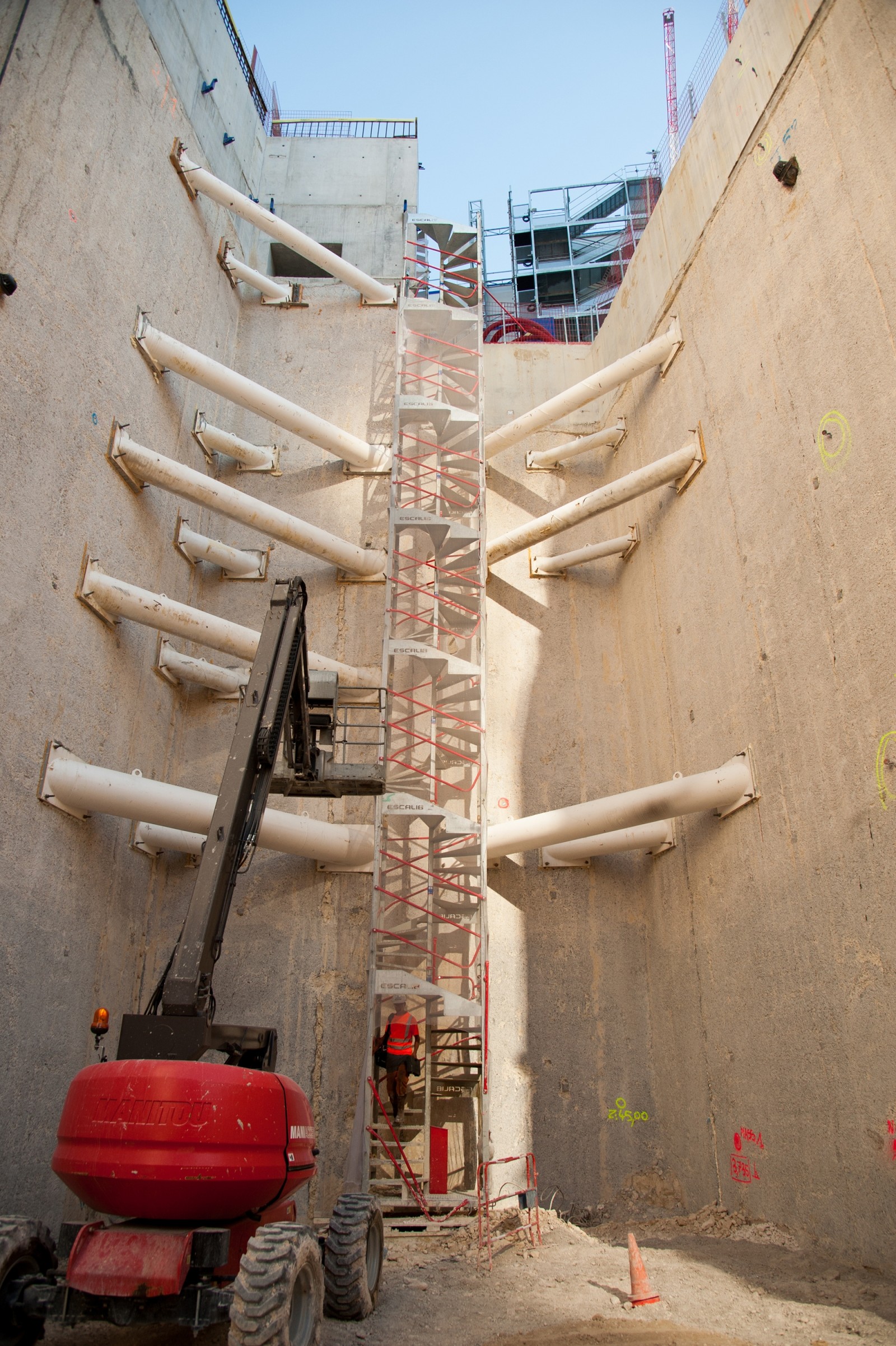 July 2019 - Buton on diaphragm wall seen from below