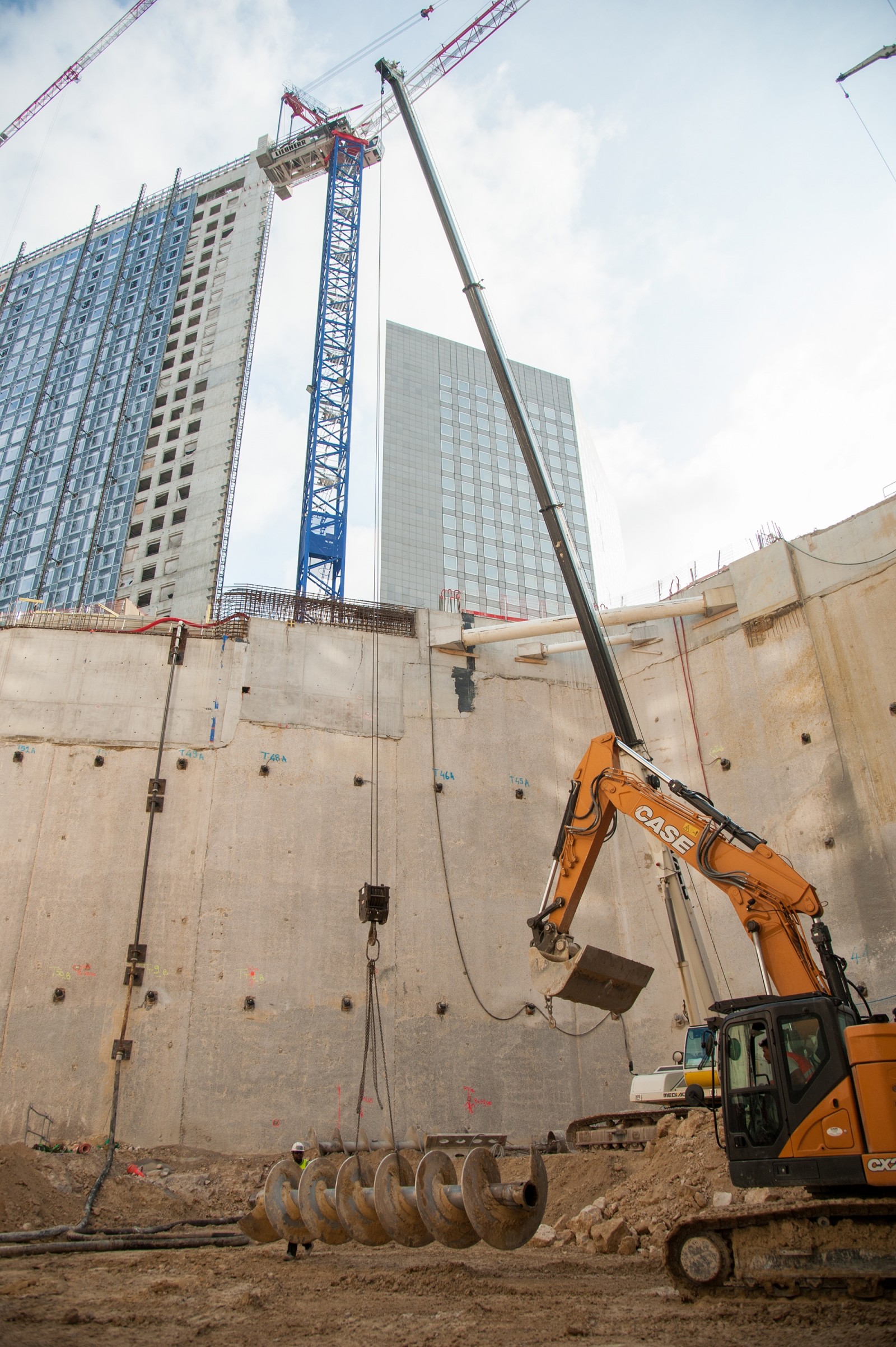 August 2019 - Construction of piles at the bottom of the excavation