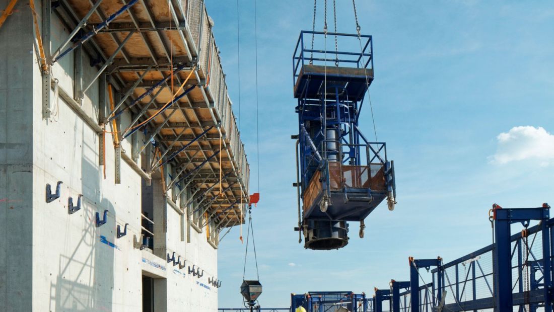 September 2021 - Lifting of a column formwork